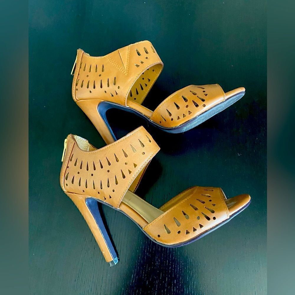 Tan Open toe perforated 4” heels 6M